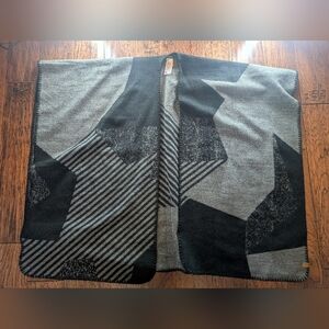 Roots poncho blanket sweater wrap